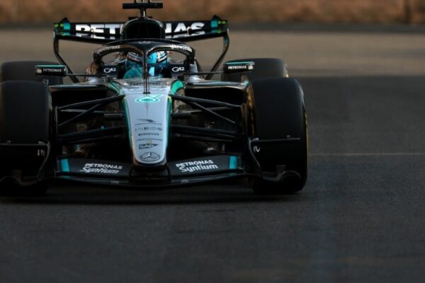 George Russell au volant de sa Mercedes lors d'un Grand Prix de Formule 1.