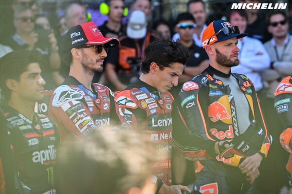 Une moto de MotoGP photographiée sur circuit.