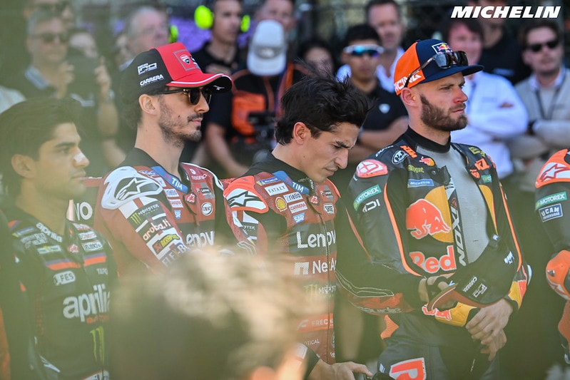 Une moto de MotoGP photographiée sur circuit.
