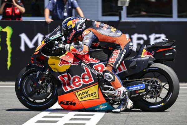 Une moto de l’équipe officielle Honda dans le paddock du MotoGP.
