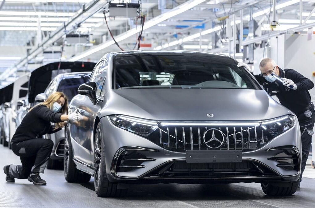 Une voiture Mercedes-Benz, marque qui étudie des économies sur ses sites allemands.