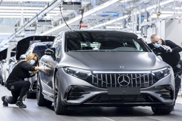 Une voiture Mercedes-Benz, marque qui étudie des économies sur ses sites allemands.