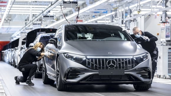 Si les mesures évoquées sont adoptées, les salariés de Mercedes en Allemagne devront travailler cinq heures de plus par semaine pour le même salaire.
