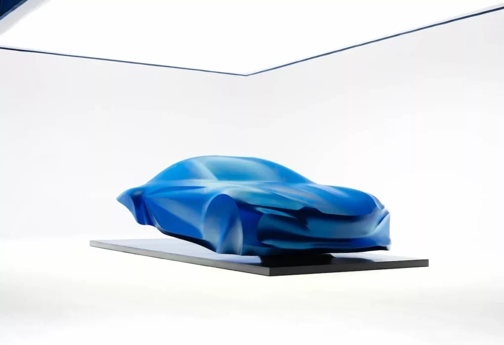 Une sculpture bleue évoque les lignes de la future Alpine A110 électrique.