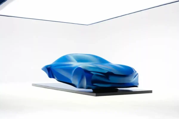 Une sculpture bleue évoque les lignes de la future Alpine A110 électrique.