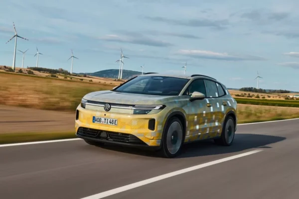 Un prototype camouflé du futur SUV électrique Volkswagen ID. Tiguan.
