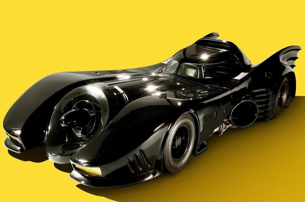 La Batmobile du film Batman Returns avec sa turbine factice à l’avant et ses ailerons en forme d’ailes de chauve-souris.
