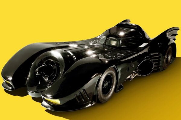 La Batmobile du film Batman Returns avec sa turbine factice à l’avant et ses ailerons en forme d’ailes de chauve-souris.