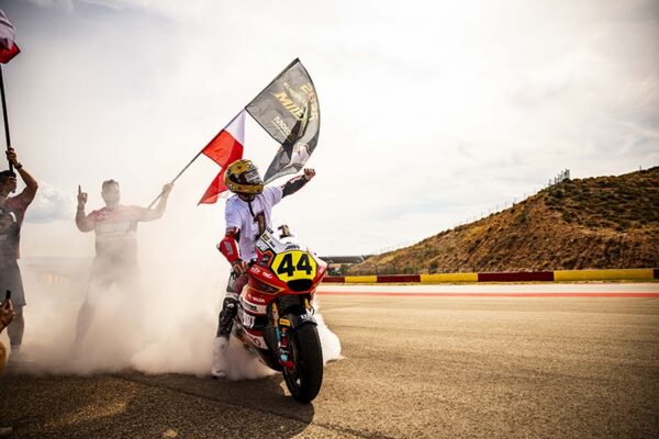 Milan Pawelec sur sa moto de l'AGR Team lors d'une course Moto2.