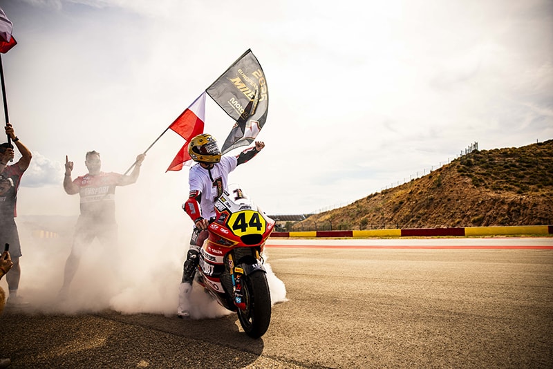 Milan Pawelec sur sa moto de l'AGR Team lors d'une course Moto2.