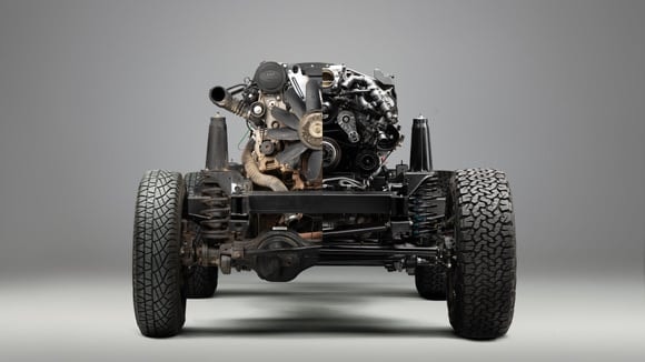 La transformation ne se limite pas au moteur : Land Rover remplace également le châssis et adapte suspensions et freinage pour encaisser les 405 ch du V8.