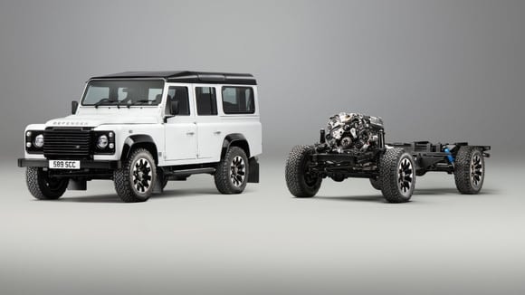 Sous la carrosserie de l’ancien Defender, il ne reste plus grand-chose d’origine : la conversion V8 s’accompagne notamment d’un nouveau châssis, d’une nouvelle transmission, ainsi que de suspensions et de freins revus.