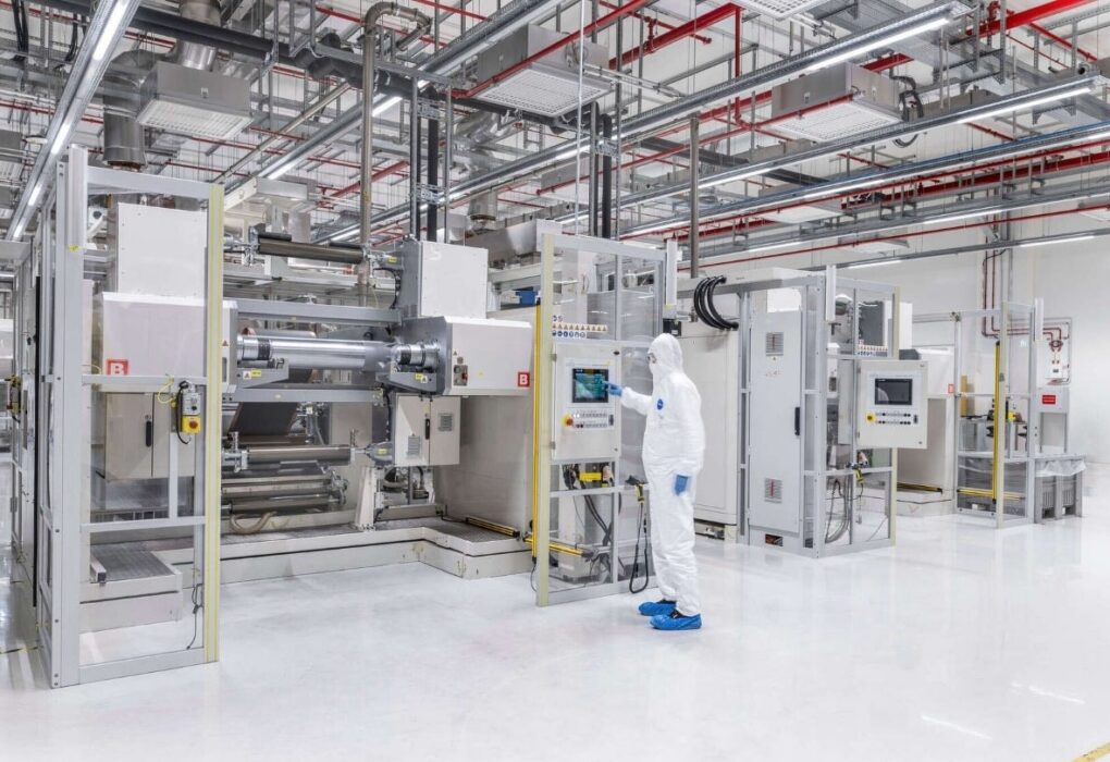 Un site industriel consacré à la production de batteries pour véhicules électriques.