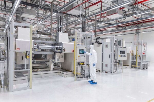Un site industriel consacré à la production de batteries pour véhicules électriques.