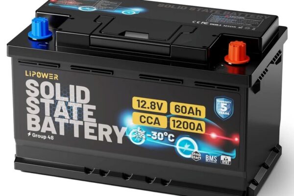Une batterie automobile 12 V illustrant les modèles à électrolyte solide de LiPower.