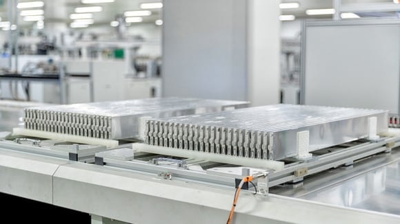 L’industrialisation des batteries solides haute tension pour voitures électriques reste difficile et coûteuse.
