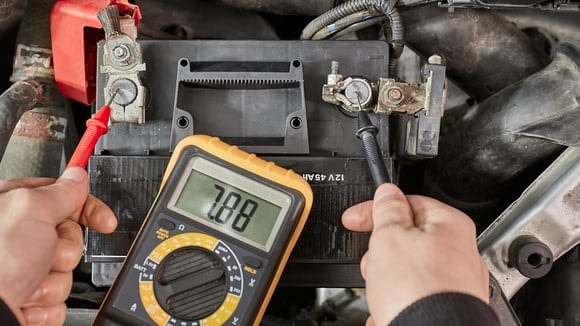 Les batteries solides maintiennent mieux leur tension que les batteries liquides lors d’une longue période d’inactivité.