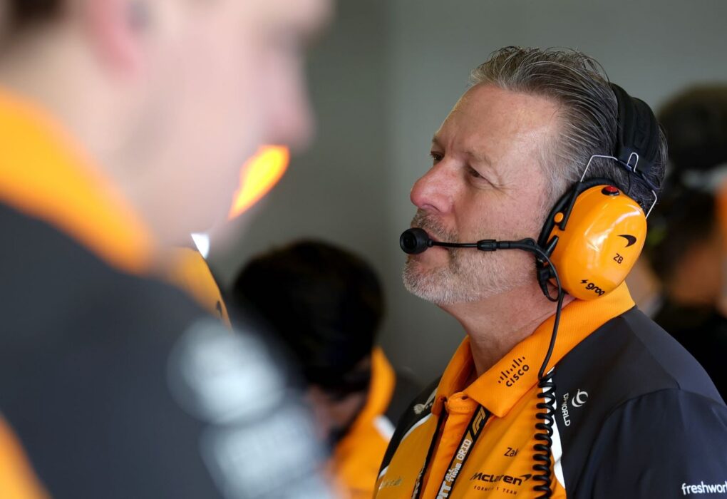 Une monoplace de McLaren Racing en piste.