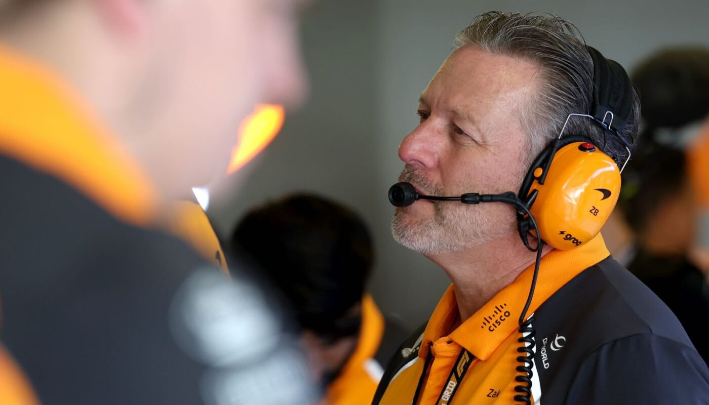 Une monoplace de McLaren Racing en piste.