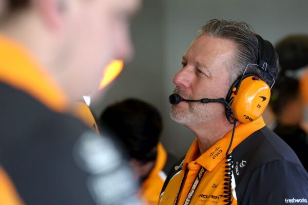 Une monoplace de McLaren Racing en piste.
