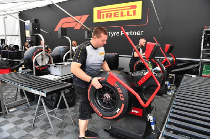 Des pneus Pirelli destinés à une monoplace de Formule 1.