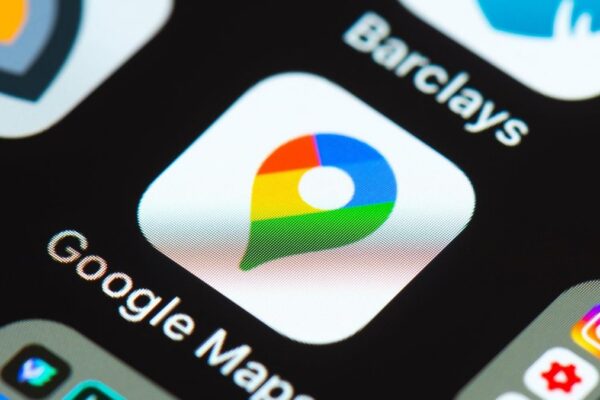 Interface de navigation Google Maps sur Android Auto montrant une instruction de direction et un symbole de feu.
