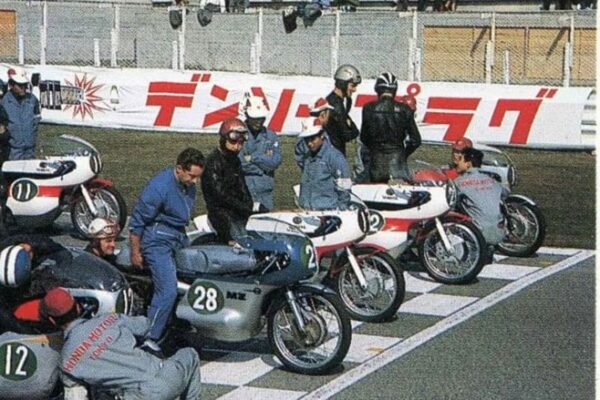 Des motos de course lors d'une épreuve motocycliste au Japon.