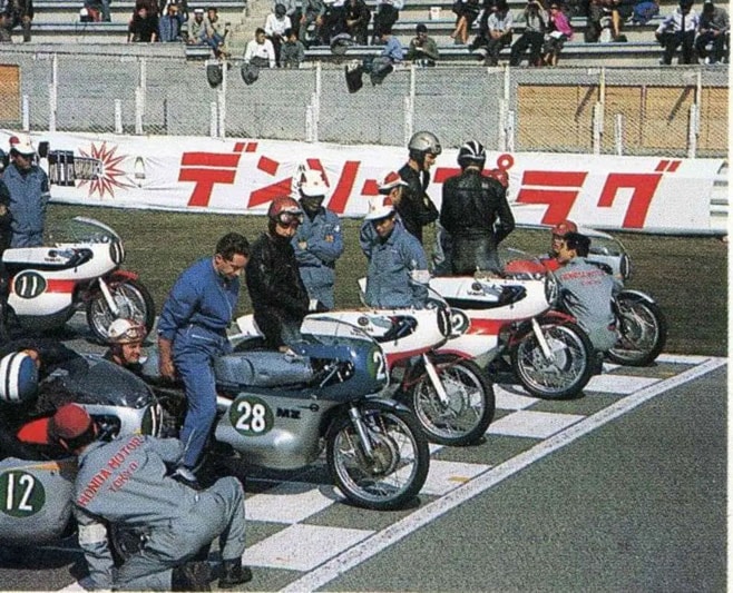 Des motos de course lors d'une épreuve motocycliste au Japon.