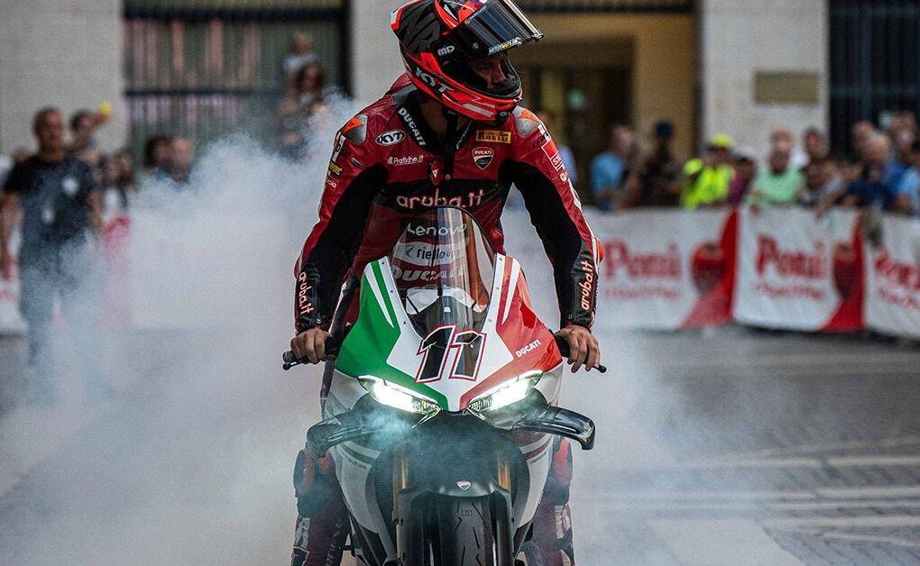 Une Ducati engagée sur un circuit de WorldSBK.