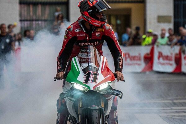 Une Ducati engagée sur un circuit de WorldSBK.