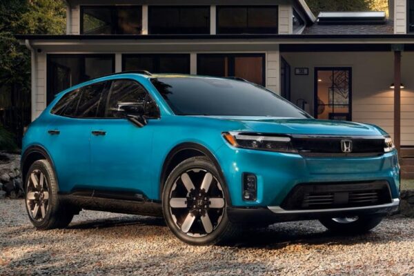 Des véhicules Honda alignés dans une usine de production.