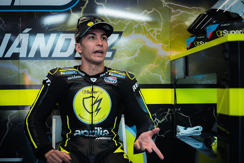 Raul Fernandez au guidon de l'Aprilia de l'équipe Trackhouse.
