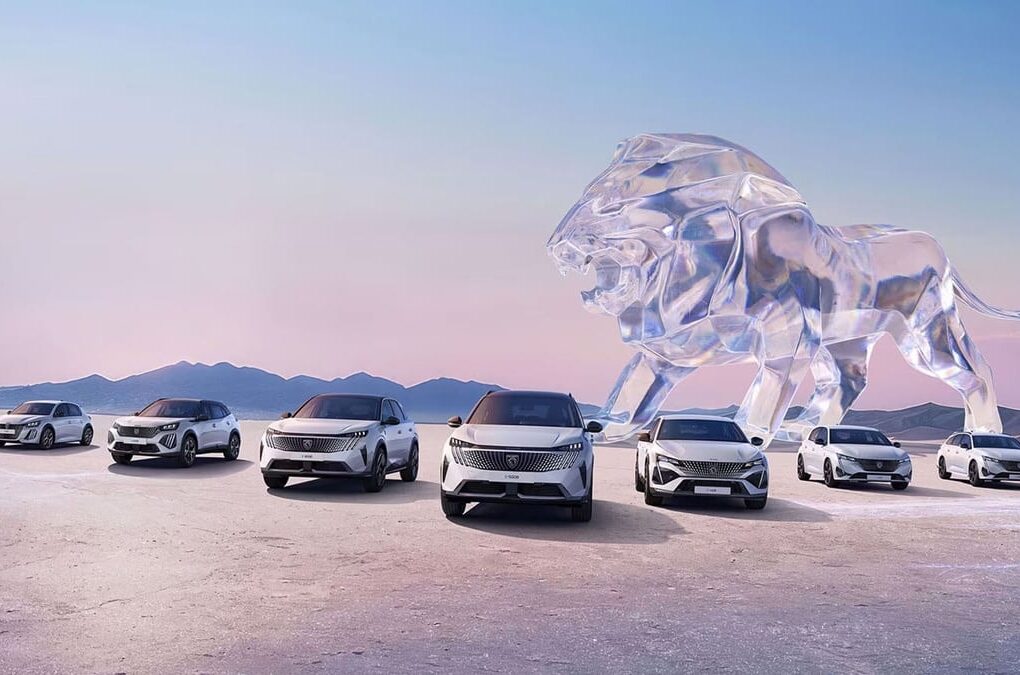 Une voiture Peugeot illustrant les nouvelles dotations des finitions Allure Plus et GT Plus.