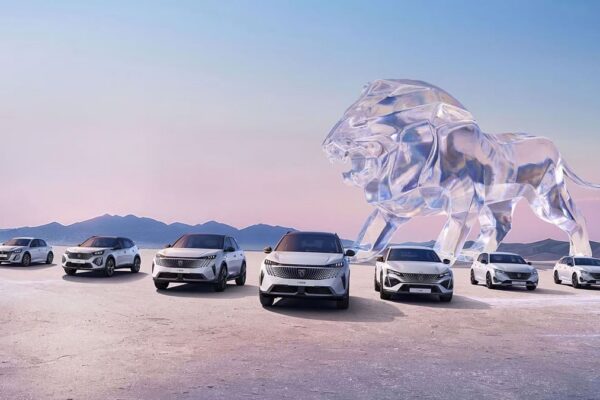 Une voiture Peugeot illustrant les nouvelles dotations des finitions Allure Plus et GT Plus.