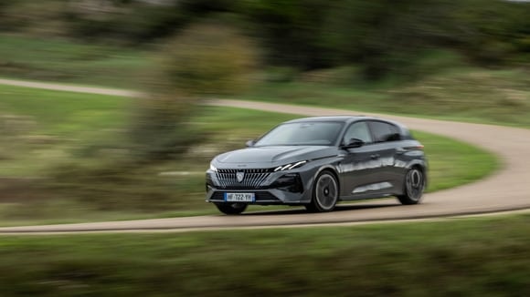 Les nouvelles finitions Peugeot affichent « Plus » dans leur désignation.