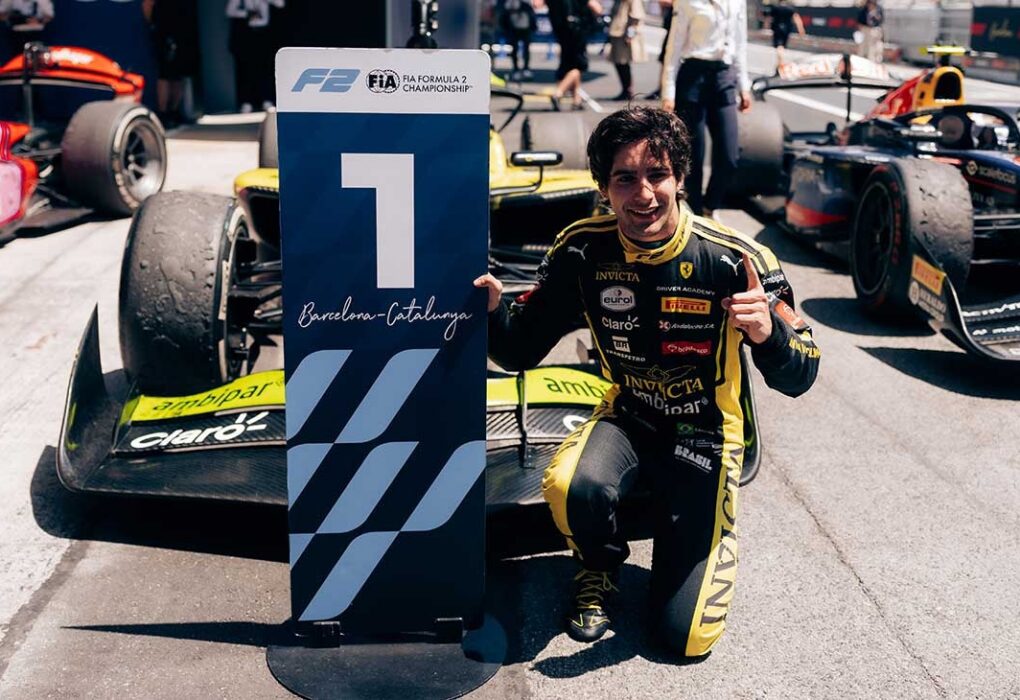 Des monoplaces de Formule 2 sur un circuit.