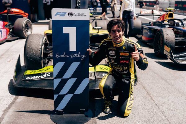 Des monoplaces de Formule 2 sur un circuit.