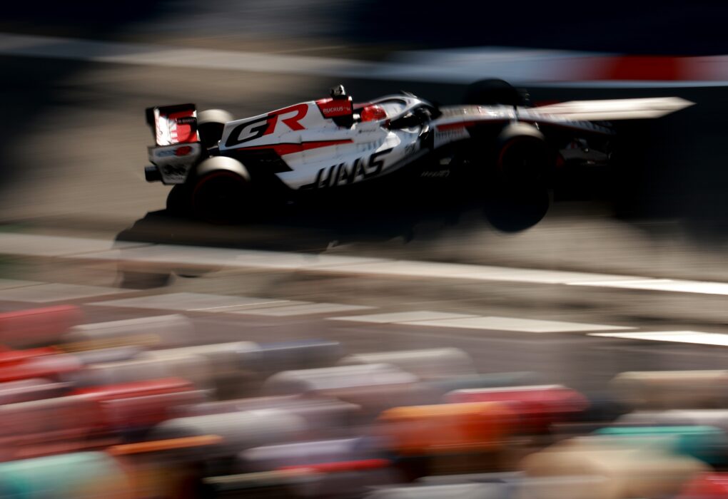 Esteban Ocon avec l'écurie Haas dans le paddock de Formule 1.
