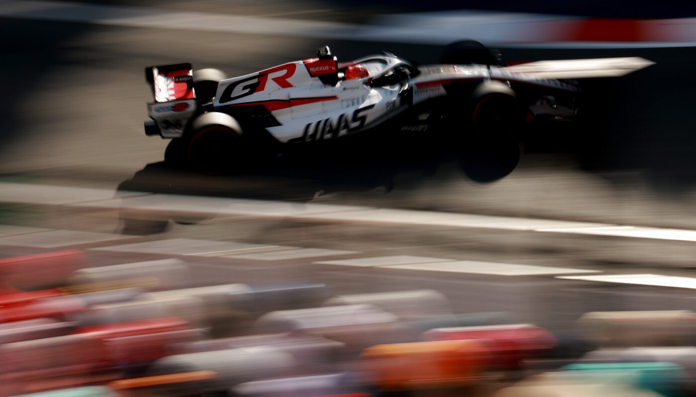 Esteban Ocon avec l'écurie Haas dans le paddock de Formule 1.