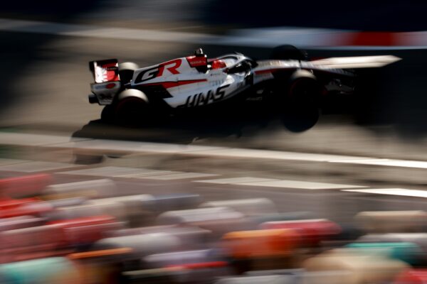 Esteban Ocon avec l'écurie Haas dans le paddock de Formule 1.