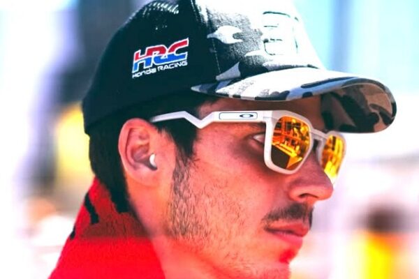Joan Mir sur sa Honda dans le paddock du MotoGP.