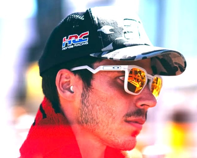 Joan Mir sur sa Honda dans le paddock du MotoGP.