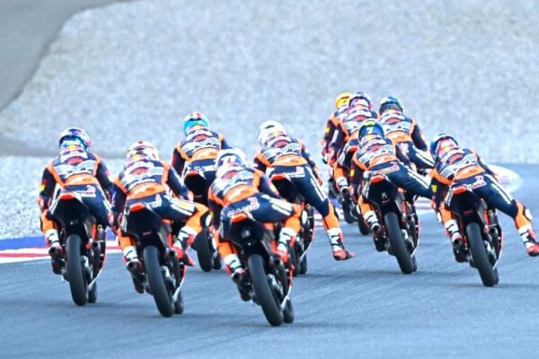 Une moto KTM de la Red Bull MotoGP Rookies Cup sur circuit.