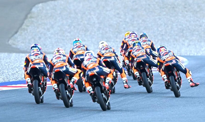 Une moto KTM de la Red Bull MotoGP Rookies Cup sur circuit.