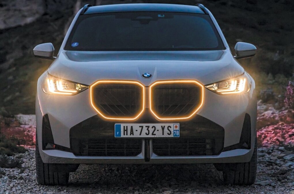 Un BMW X3 et son pendant électrique iX3, concernés par les changements de gamme en France.