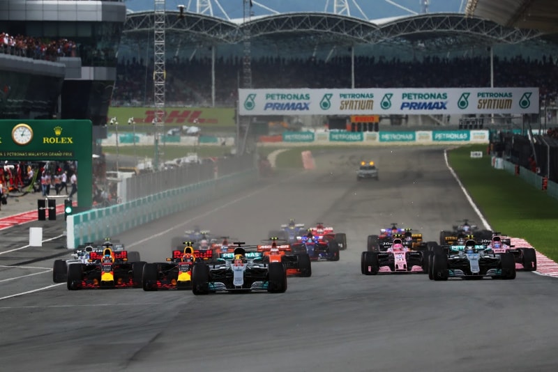 Des monoplaces de Formule 1 roulent sur le circuit de Sepang, en Malaisie.
