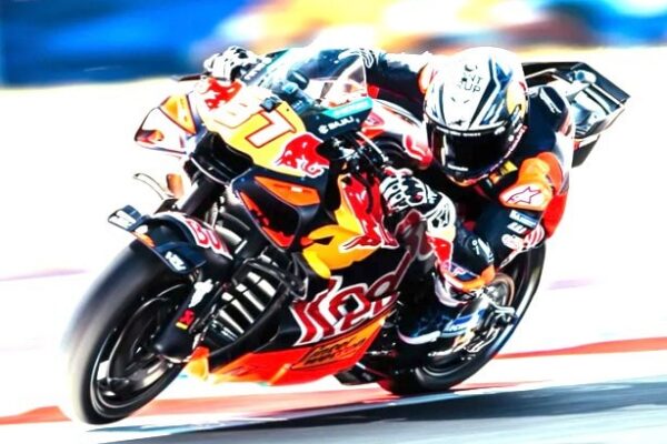 Pedro Acosta au guidon d’une KTM RC16 en MotoGP.
