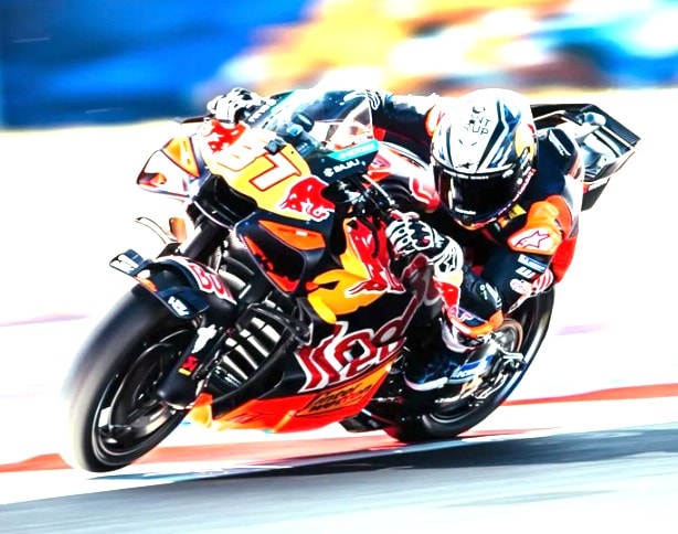 Pedro Acosta au guidon d’une KTM RC16 en MotoGP.