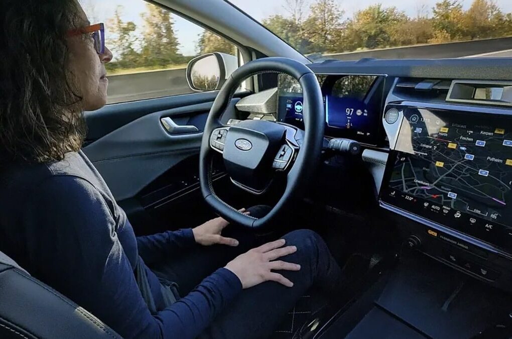 Un conducteur garde les yeux sur la route dans une voiture équipée d’une assistance mains libres.