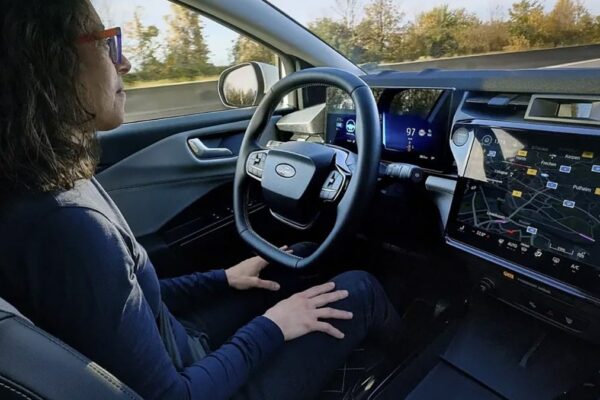 Un conducteur garde les yeux sur la route dans une voiture équipée d’une assistance mains libres.